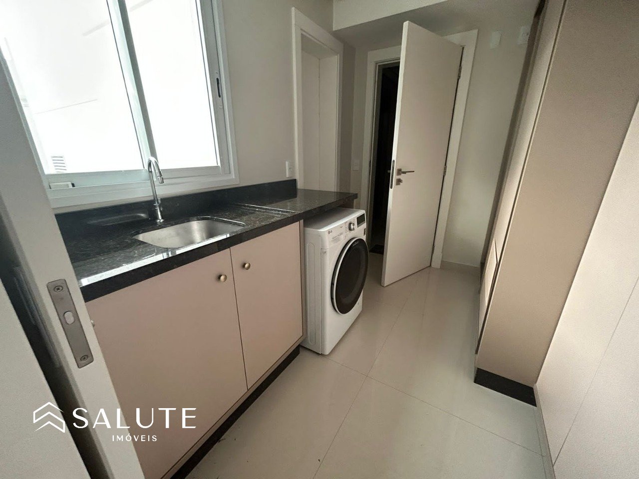 Apartamento com 3 suítes e churrasqueira.