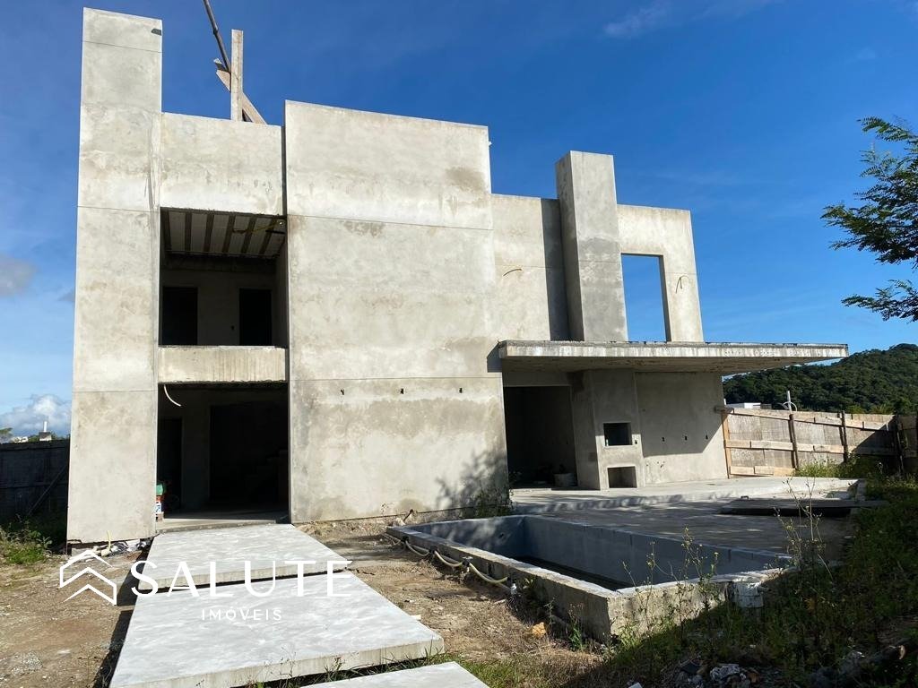 Casa em Condomínio com 4 Suítes