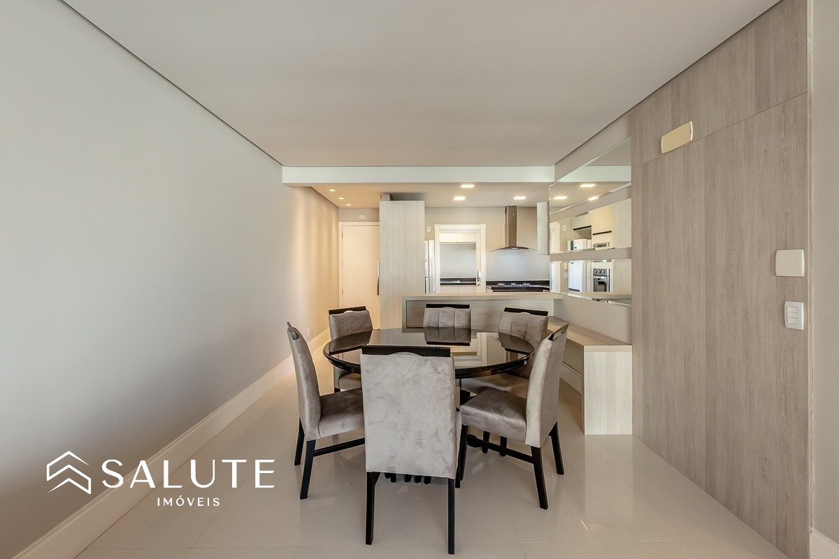 Apartamento central com 3 suítes e 3 vagas