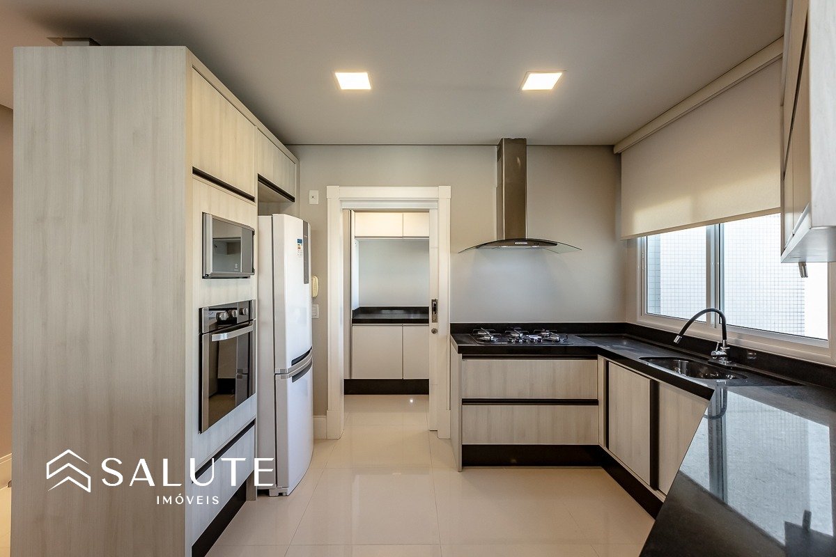 Apartamento central com 3 suítes e 3 vagas