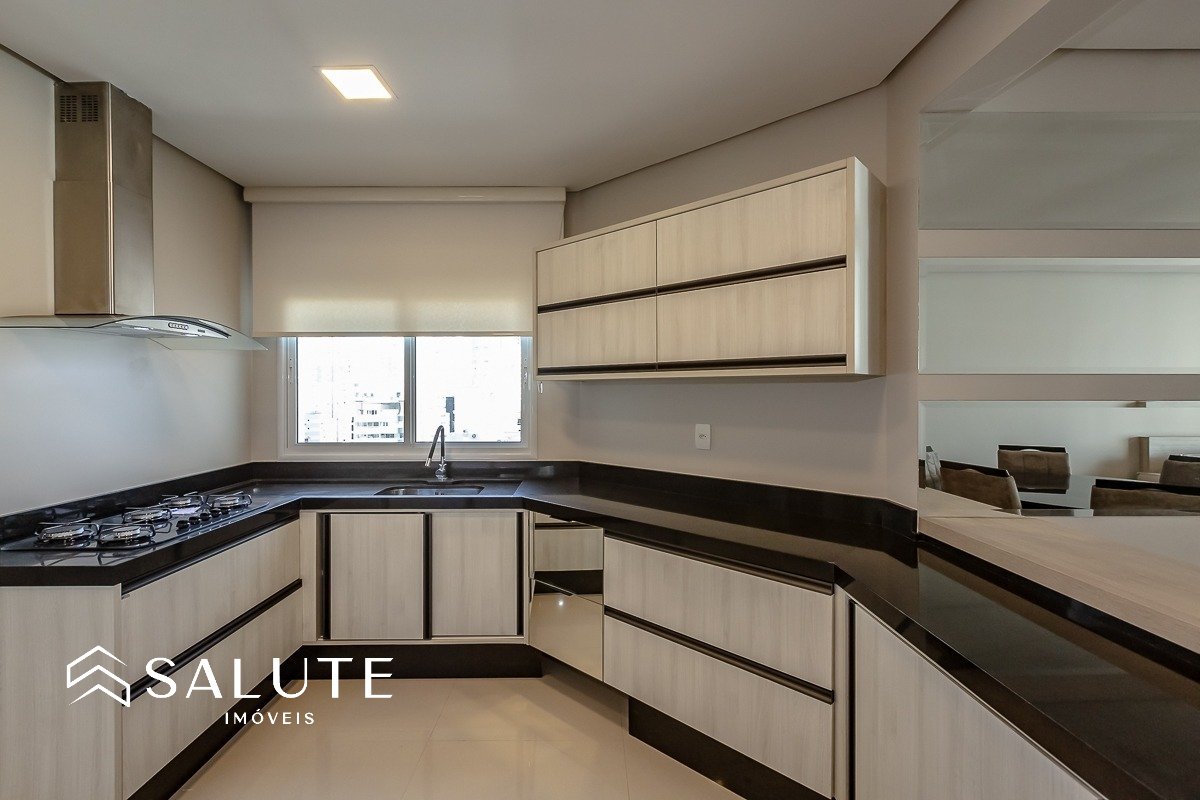 Apartamento central com 3 suítes e 3 vagas