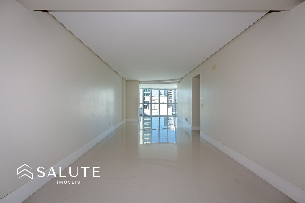 Apartamento central com 3 suítes e 3 vagas