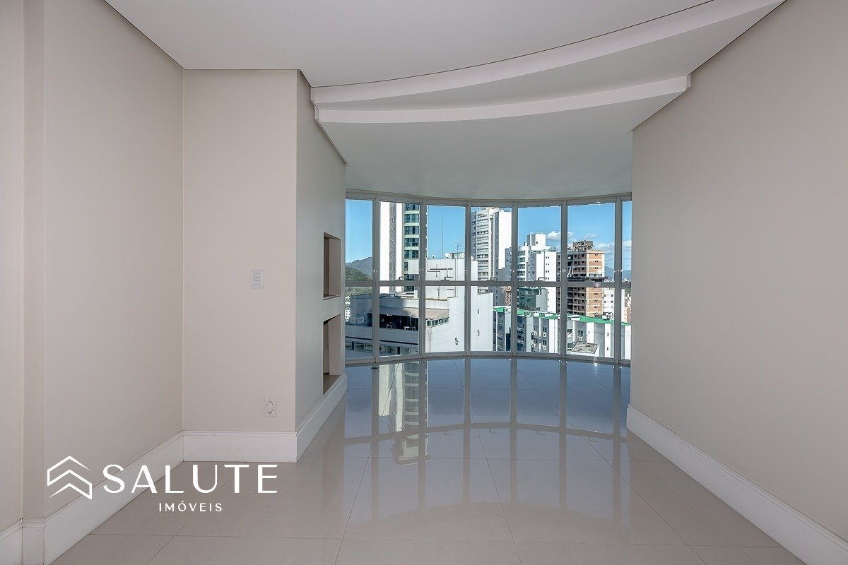 Apartamento central com 3 suítes e 3 vagas