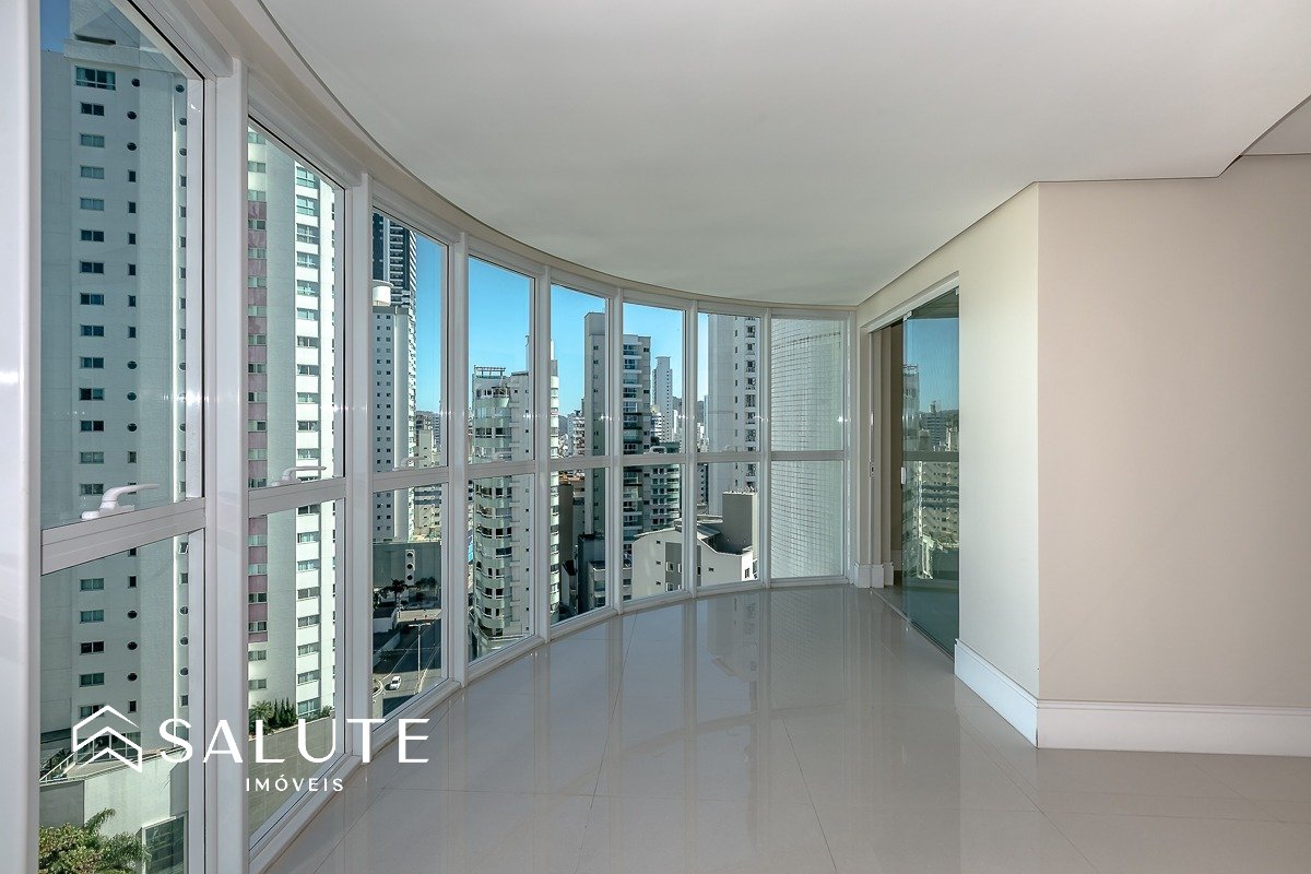 Apartamento central com 3 suítes e 3 vagas