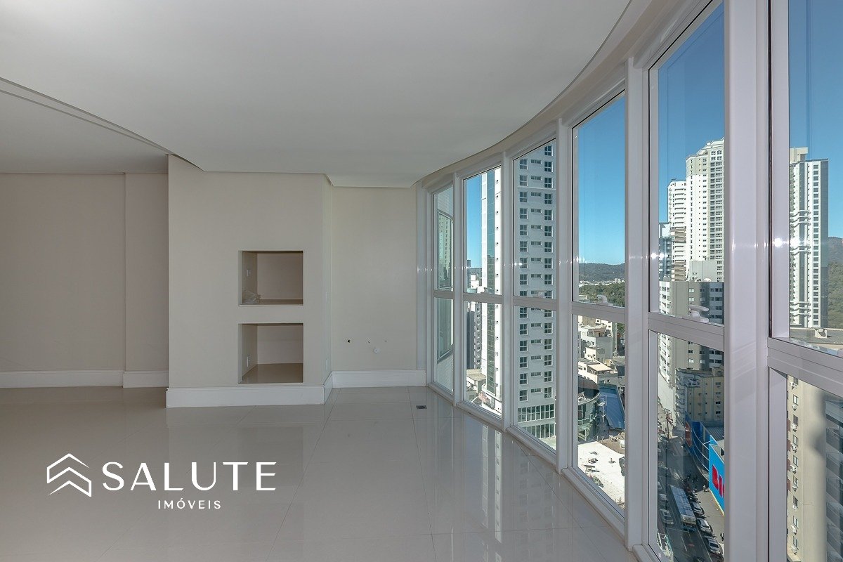 Apartamento central com 3 suítes e 3 vagas