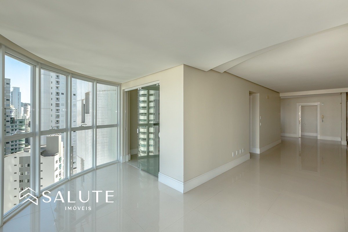 Apartamento central com 3 suítes e 3 vagas