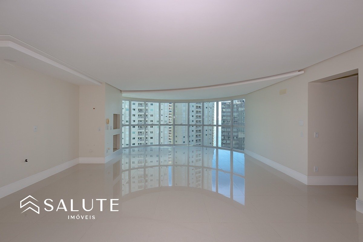 Apartamento central com 3 suítes e 3 vagas