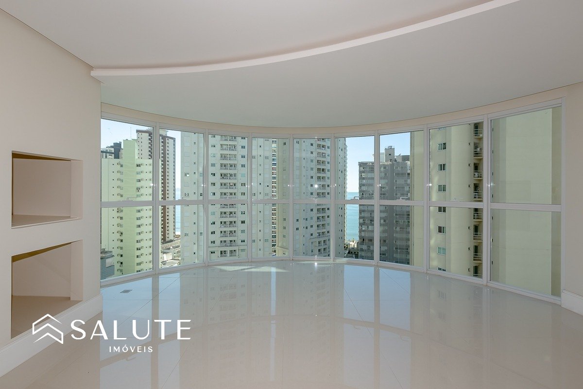 Apartamento central com 3 suítes e 3 vagas