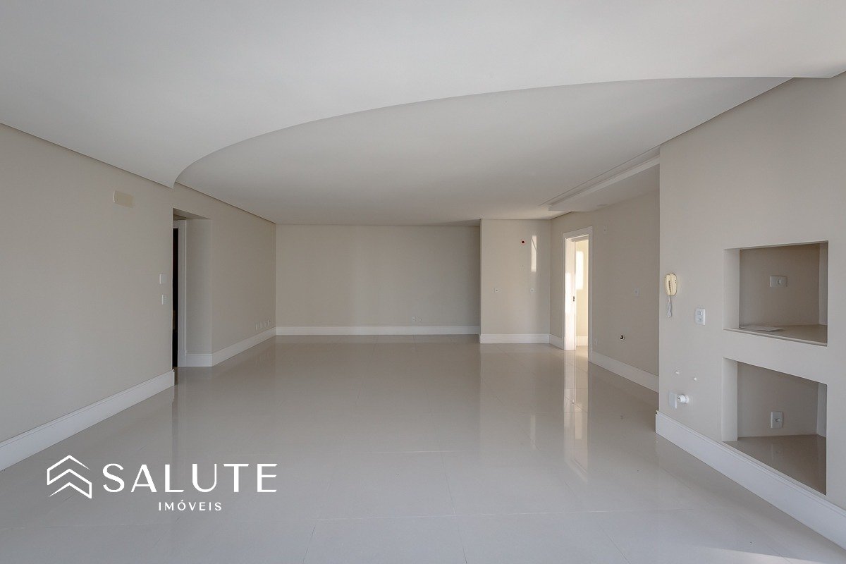 Apartamento central com 3 suítes e 3 vagas