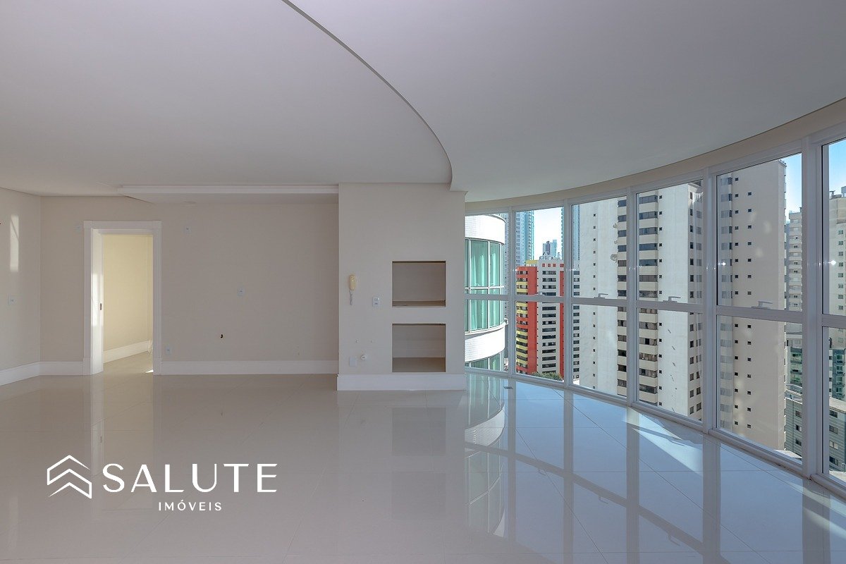 Apartamento central com 3 suítes e 3 vagas