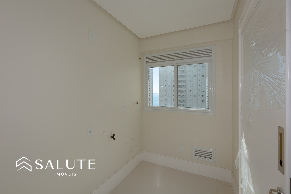 Apartamento central com 3 suítes e 3 vagas