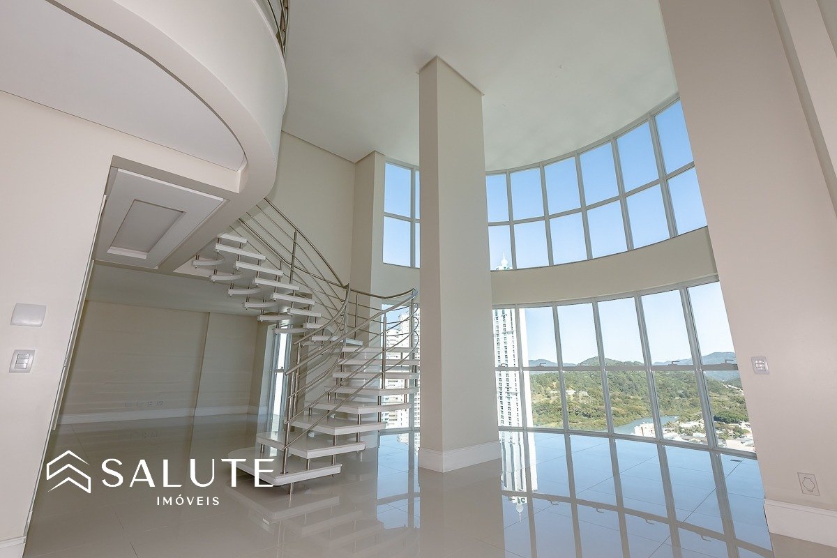 Apartamento duplex com 3 suítes e 3 vagas