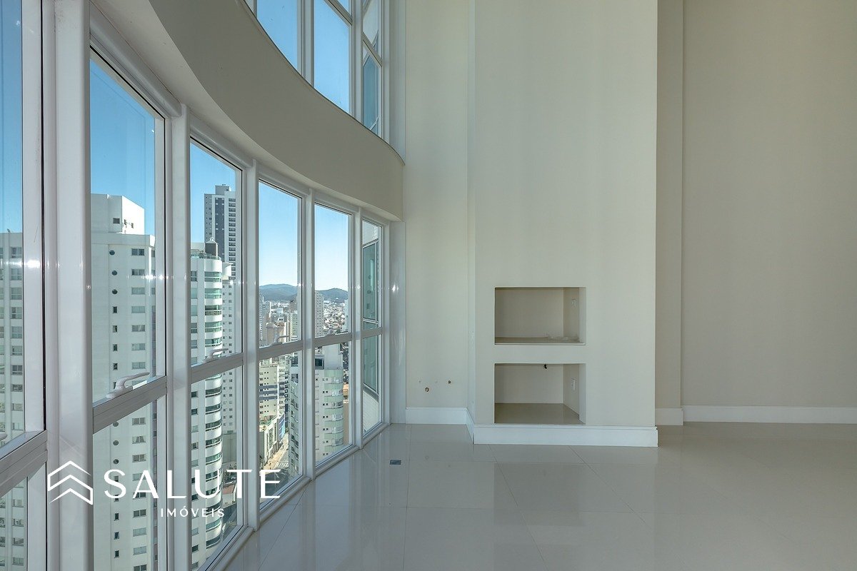 Apartamento duplex com 3 suítes e 3 vagas
