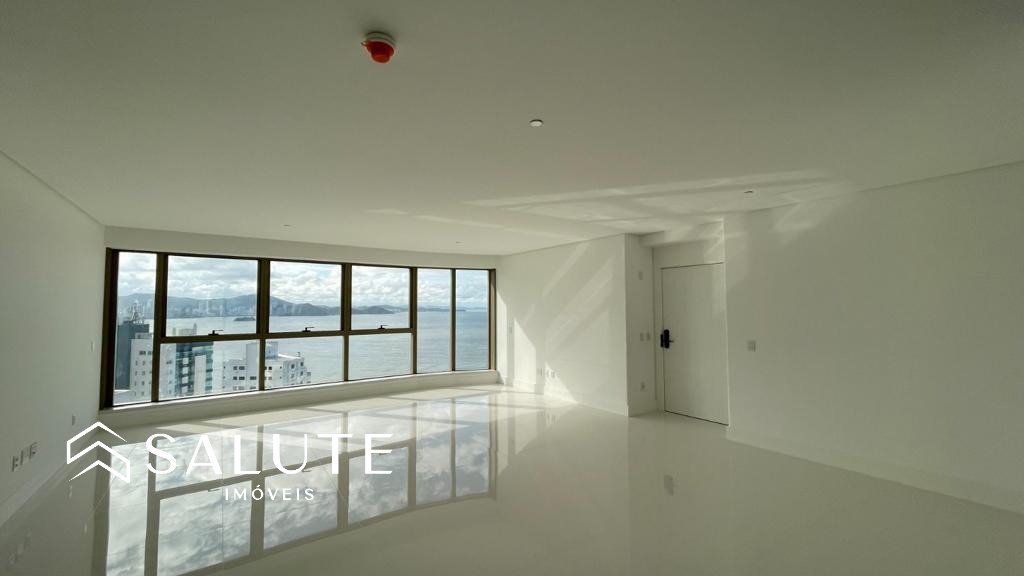 Apartamento à venda com 4 suítes na Barra Sul