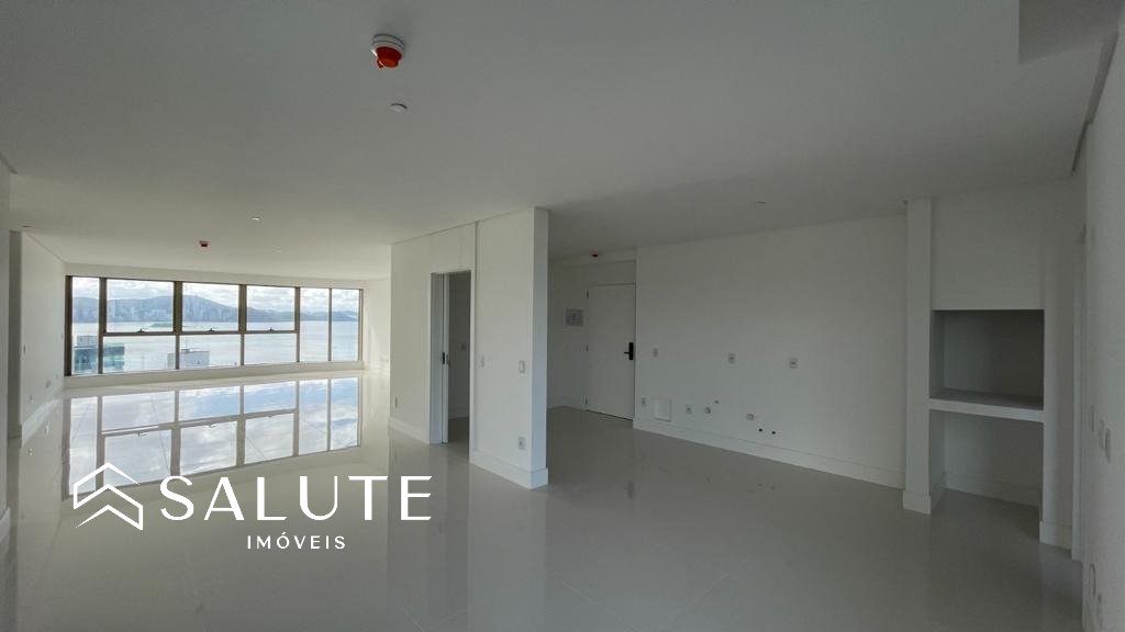 Apartamento à venda com 4 suítes na Barra Sul