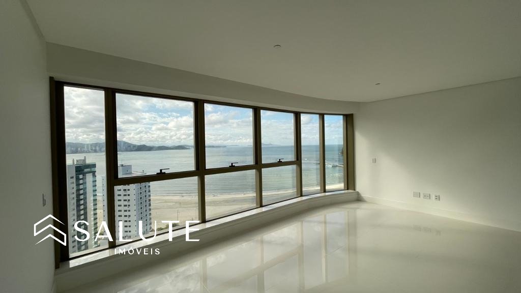 Apartamento à venda com 4 suítes na Barra Sul
