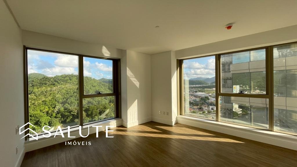 Apartamento à venda com 4 suítes na Barra Sul