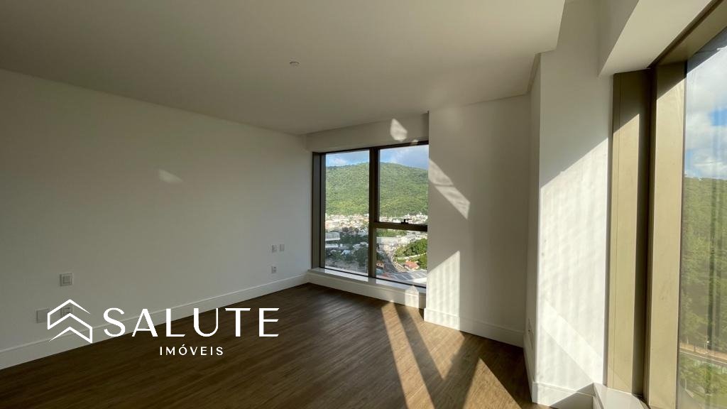 Apartamento à venda com 4 suítes na Barra Sul