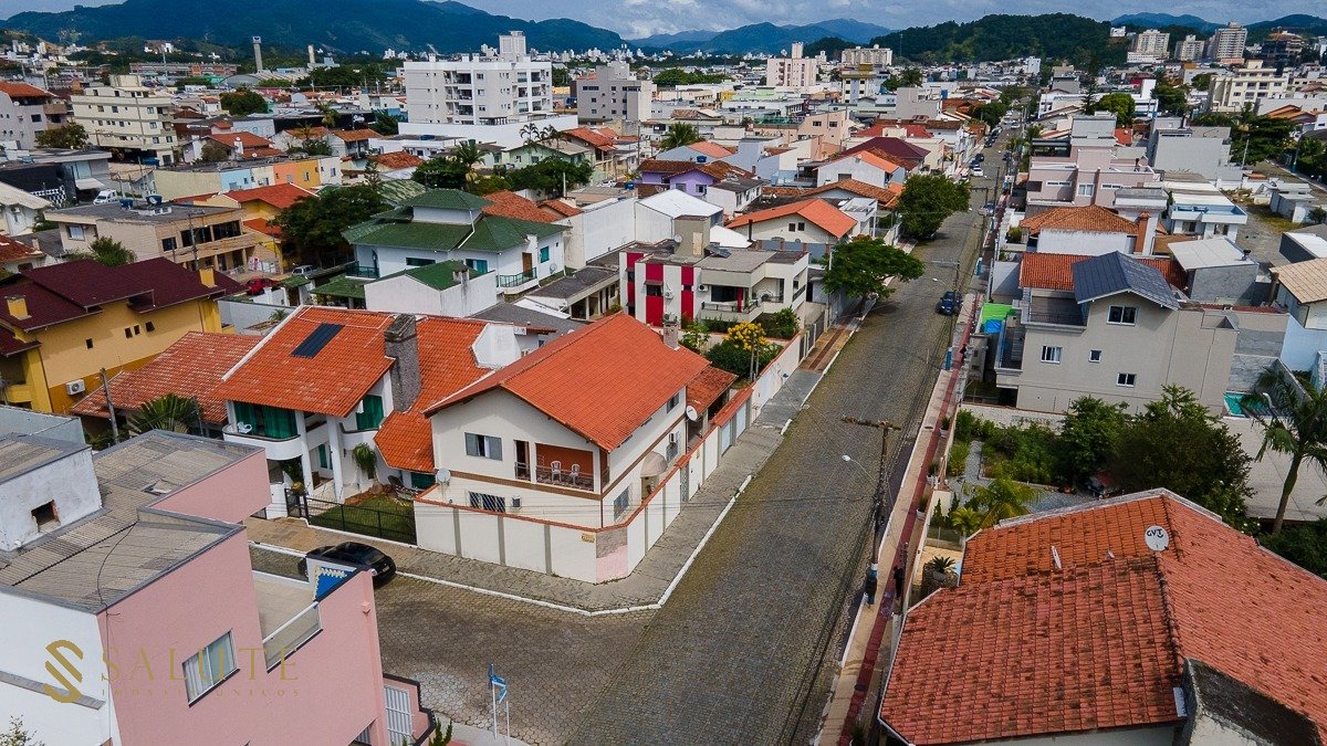 Casa com 4 dormitórios no centro de Balneário