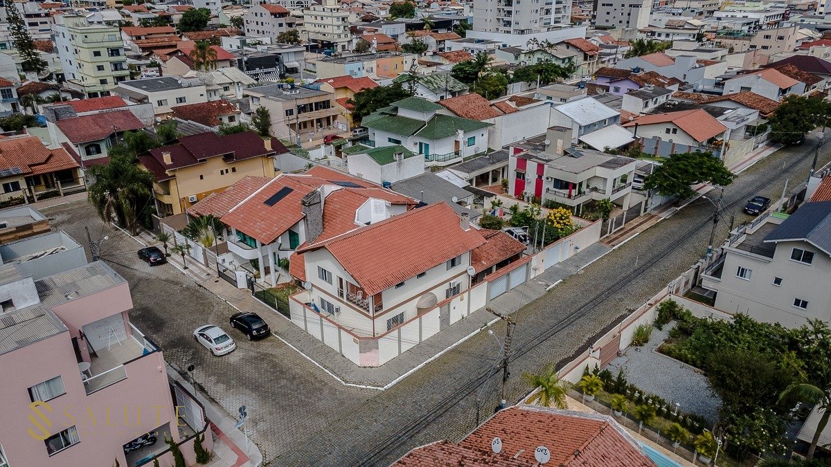 Casa com 4 dormitórios no centro de Balneário
