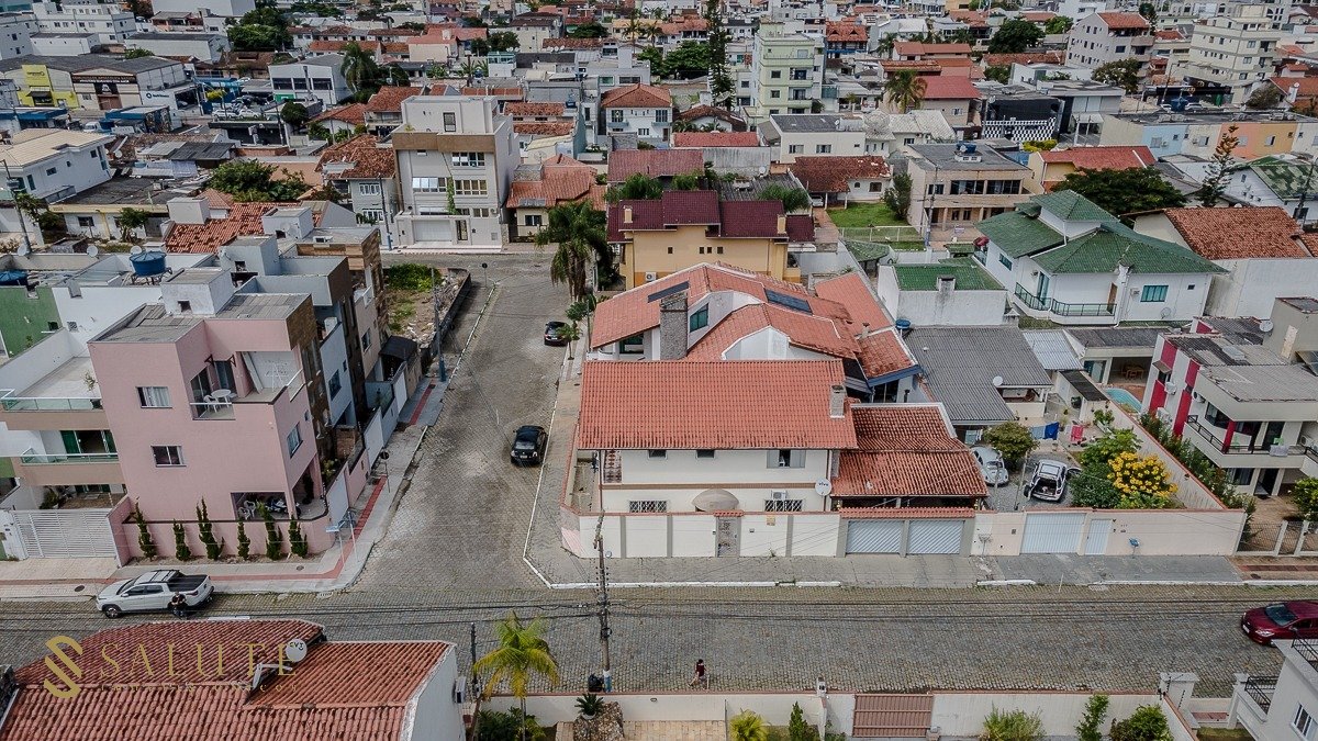 Casa com 4 dormitórios no centro de Balneário