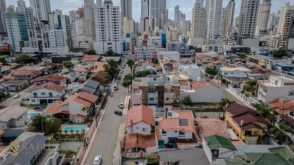 Casa com 4 dormitórios no centro de Balneário
