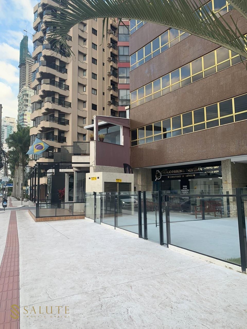 Sala térrea frente mar
