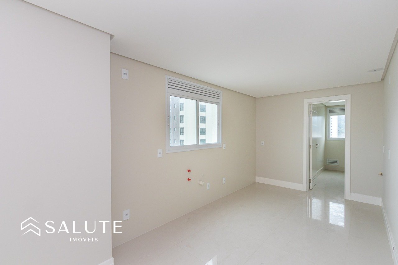 Apartamento 4 dormitórios no coração de Balneário
