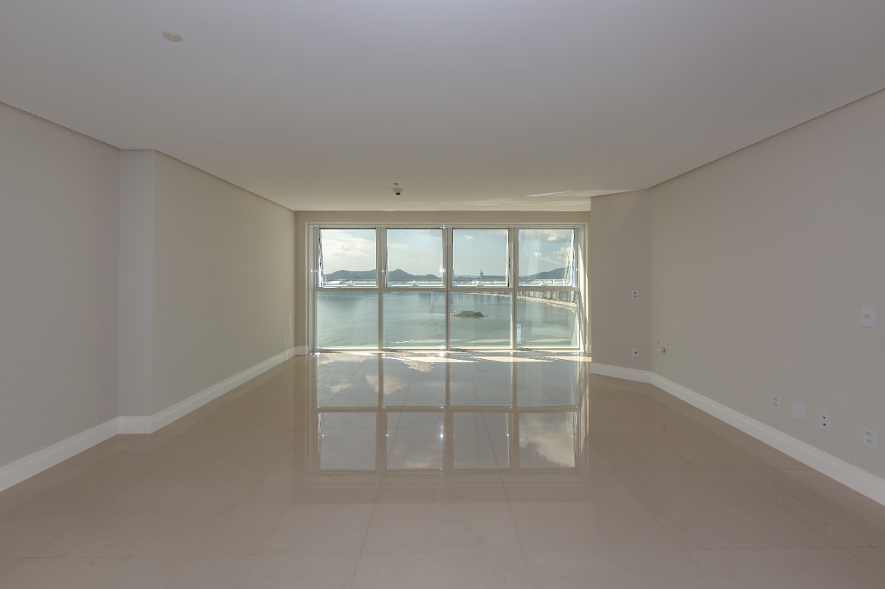 Apartamento 3 suítes frente mar.