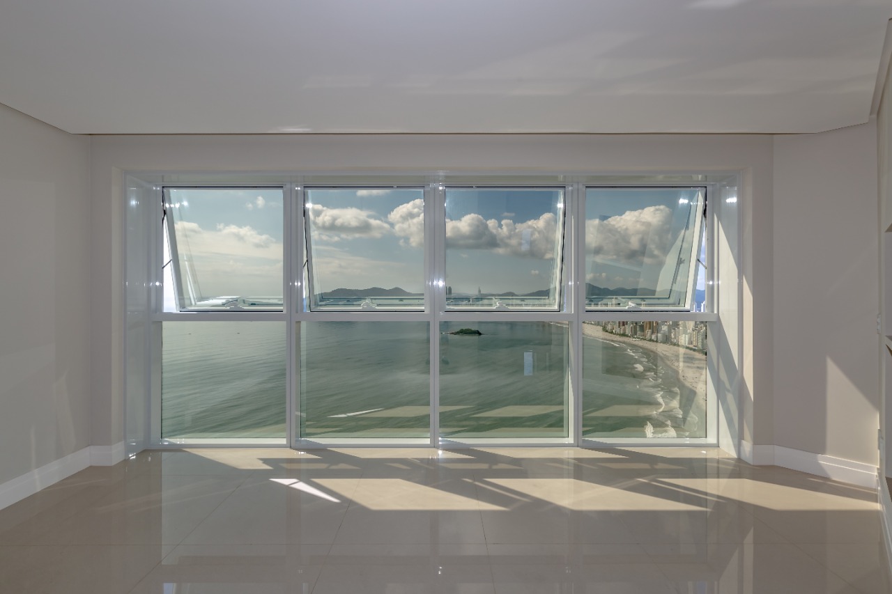 Apartamento 3 suítes frente mar.