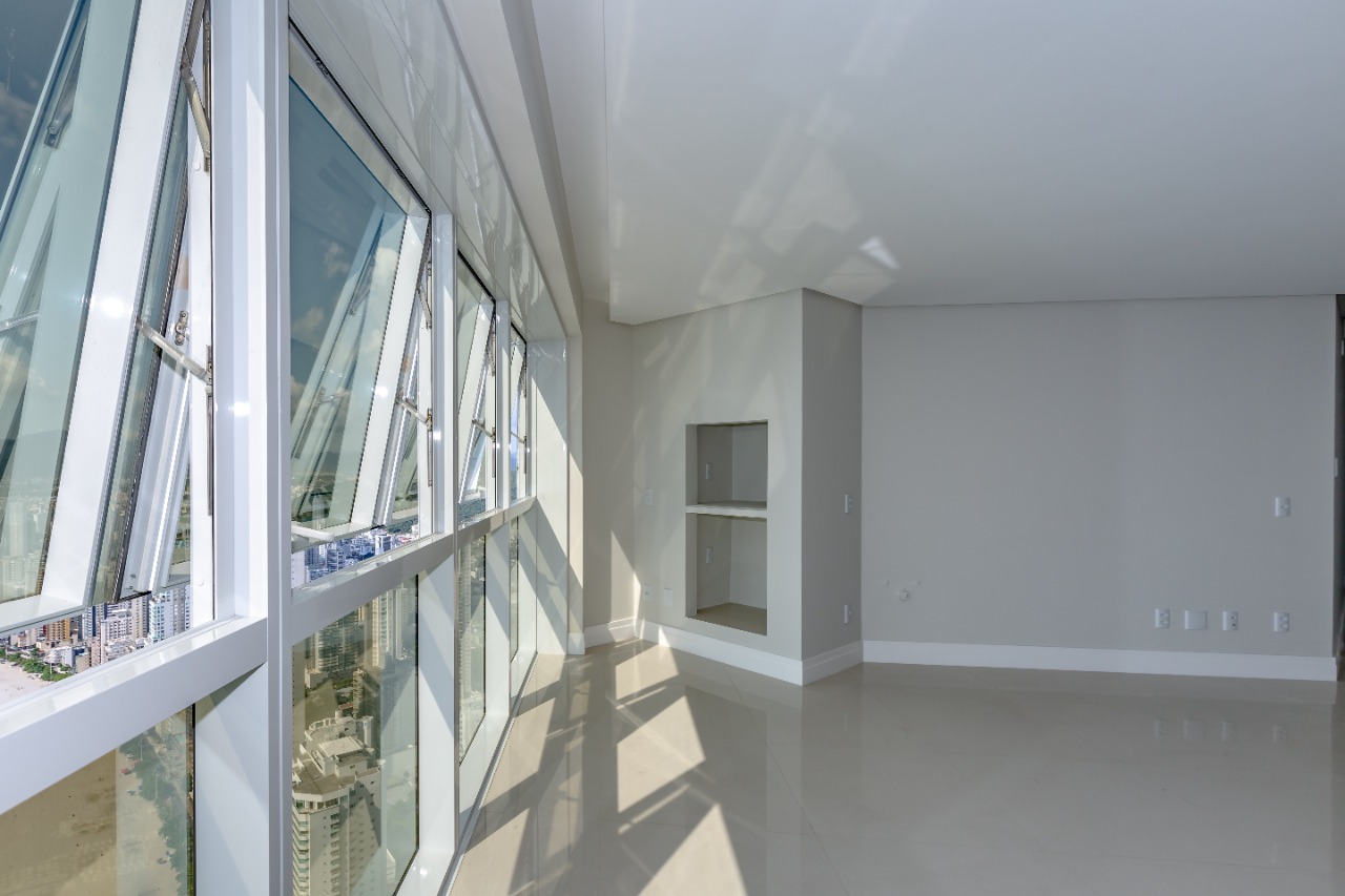Apartamento 3 suítes frente mar.