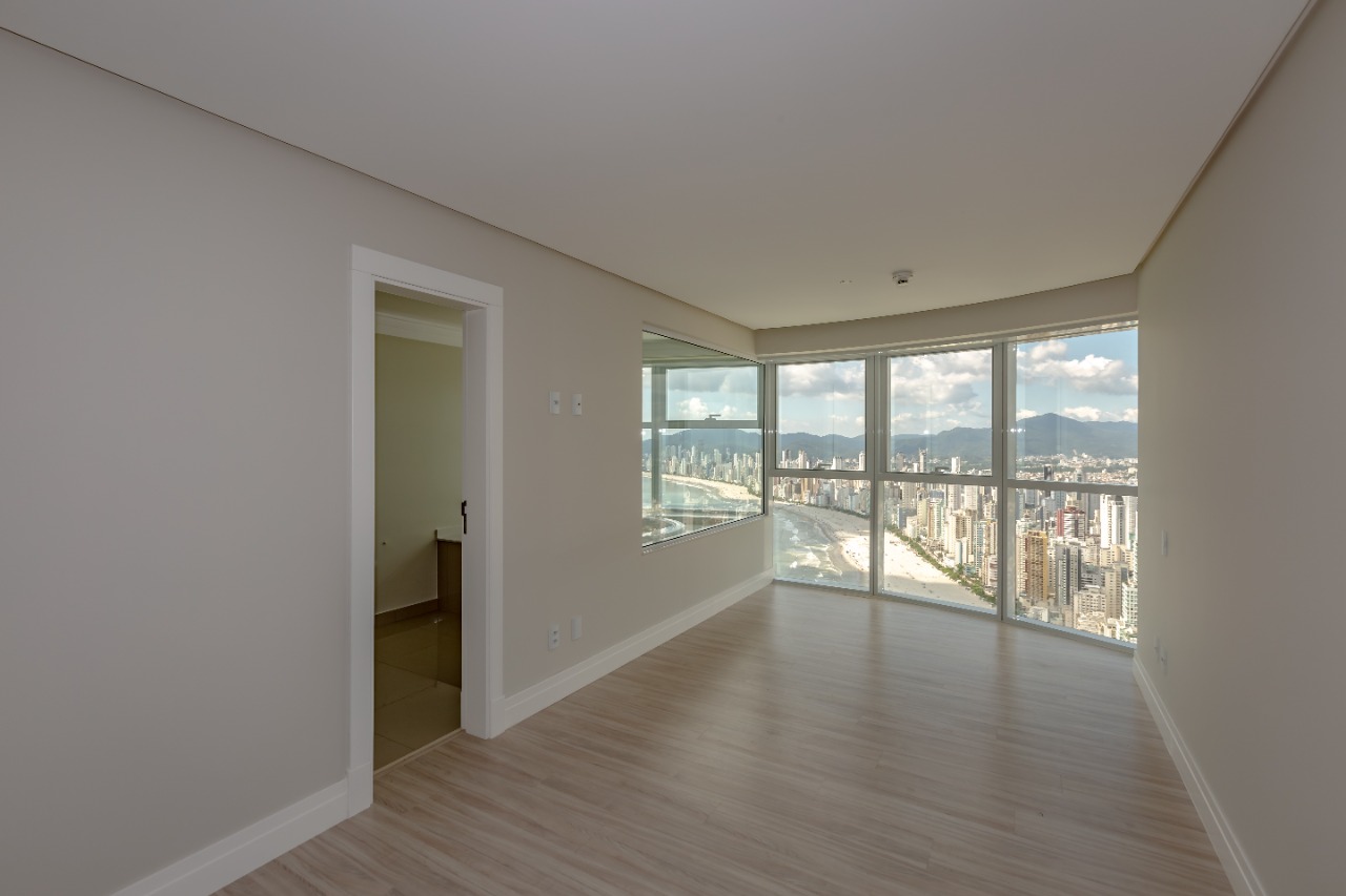 Apartamento 3 suítes frente mar.