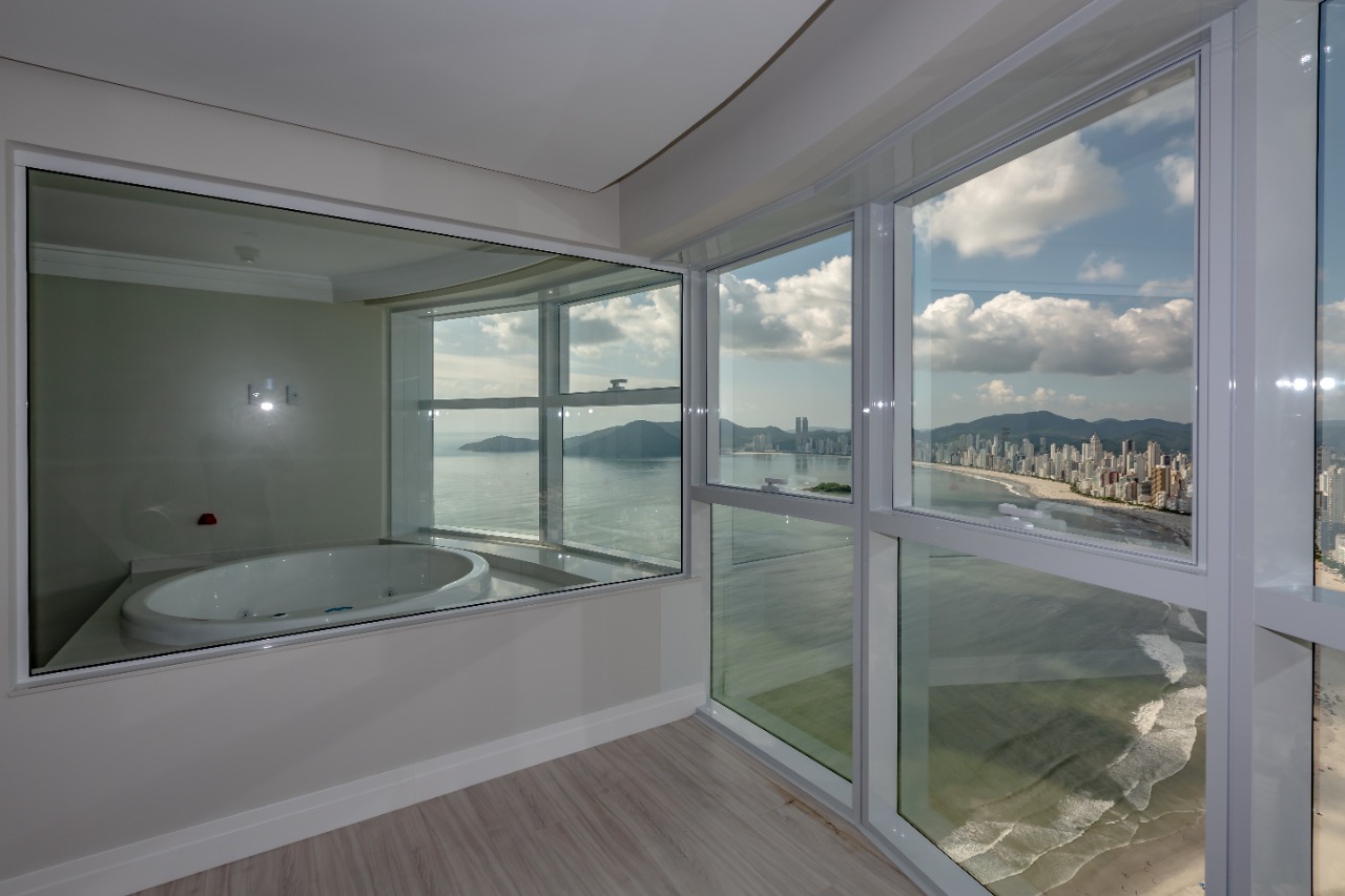 Apartamento 3 suítes frente mar.