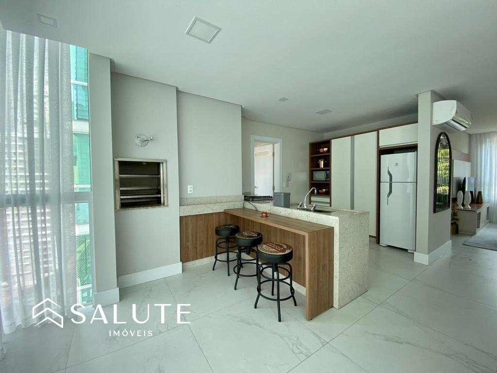 Apartamento à 250m da praia, 3 suítes, mobiliado.