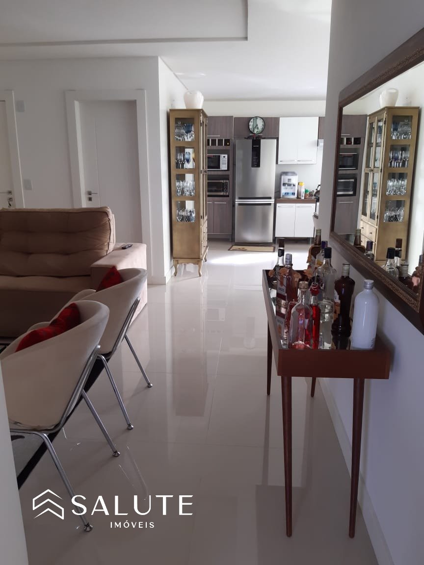 Apartamento a 300 metros do mar com 4 suítes