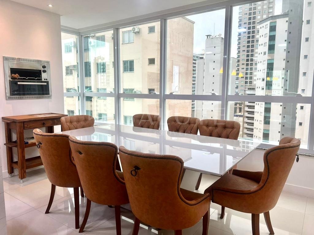 Apartamento com 4 suítes e churrasqueira a gás.