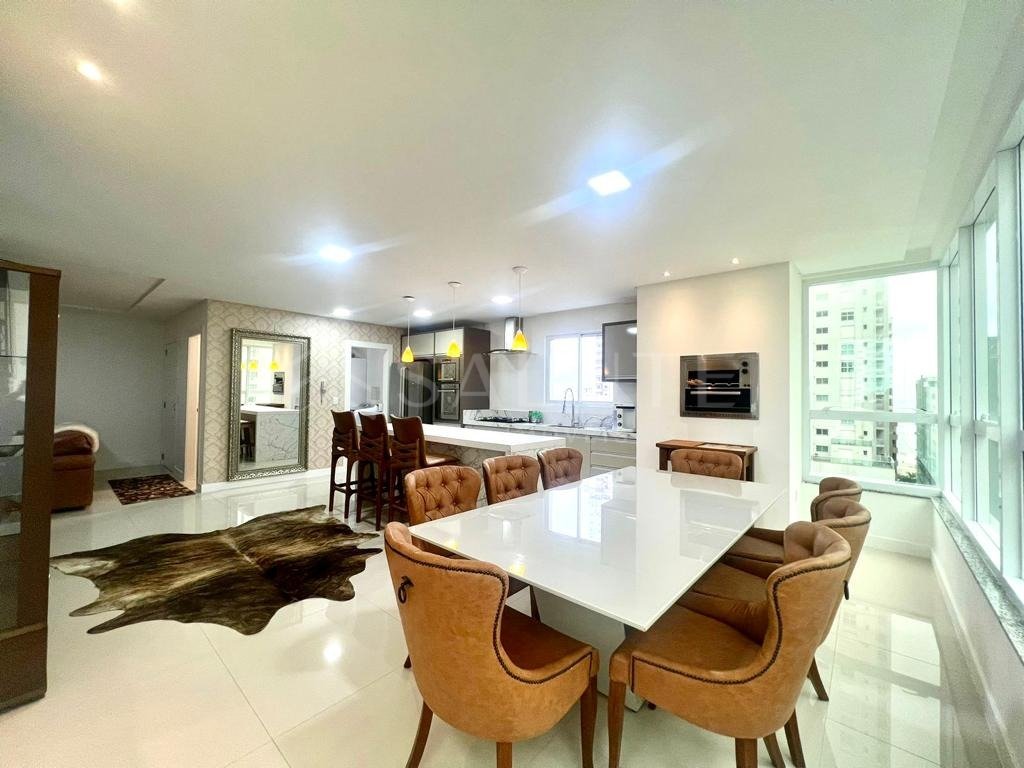 Apartamento com 4 suítes e churrasqueira a gás.