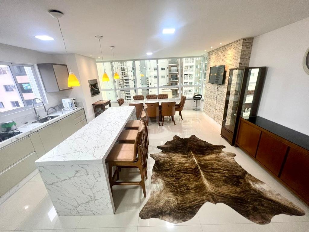Apartamento com 4 suítes e churrasqueira a gás.