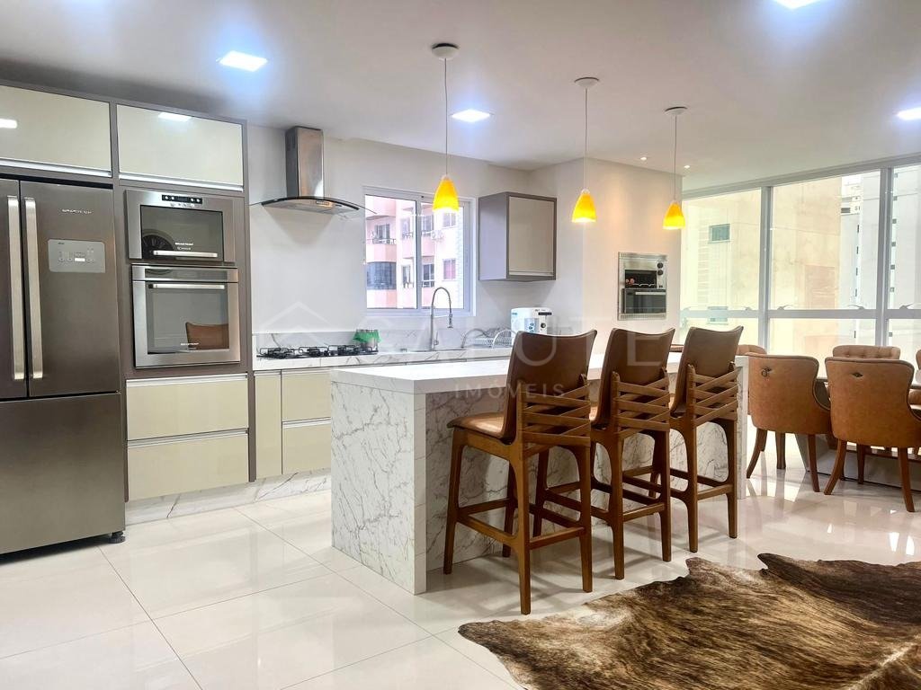 Apartamento com 4 suítes e churrasqueira a gás.