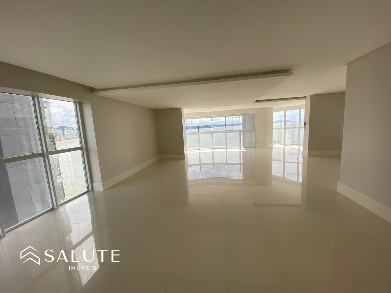 Apartamento à venda com 4 Suítes na Barra Sul