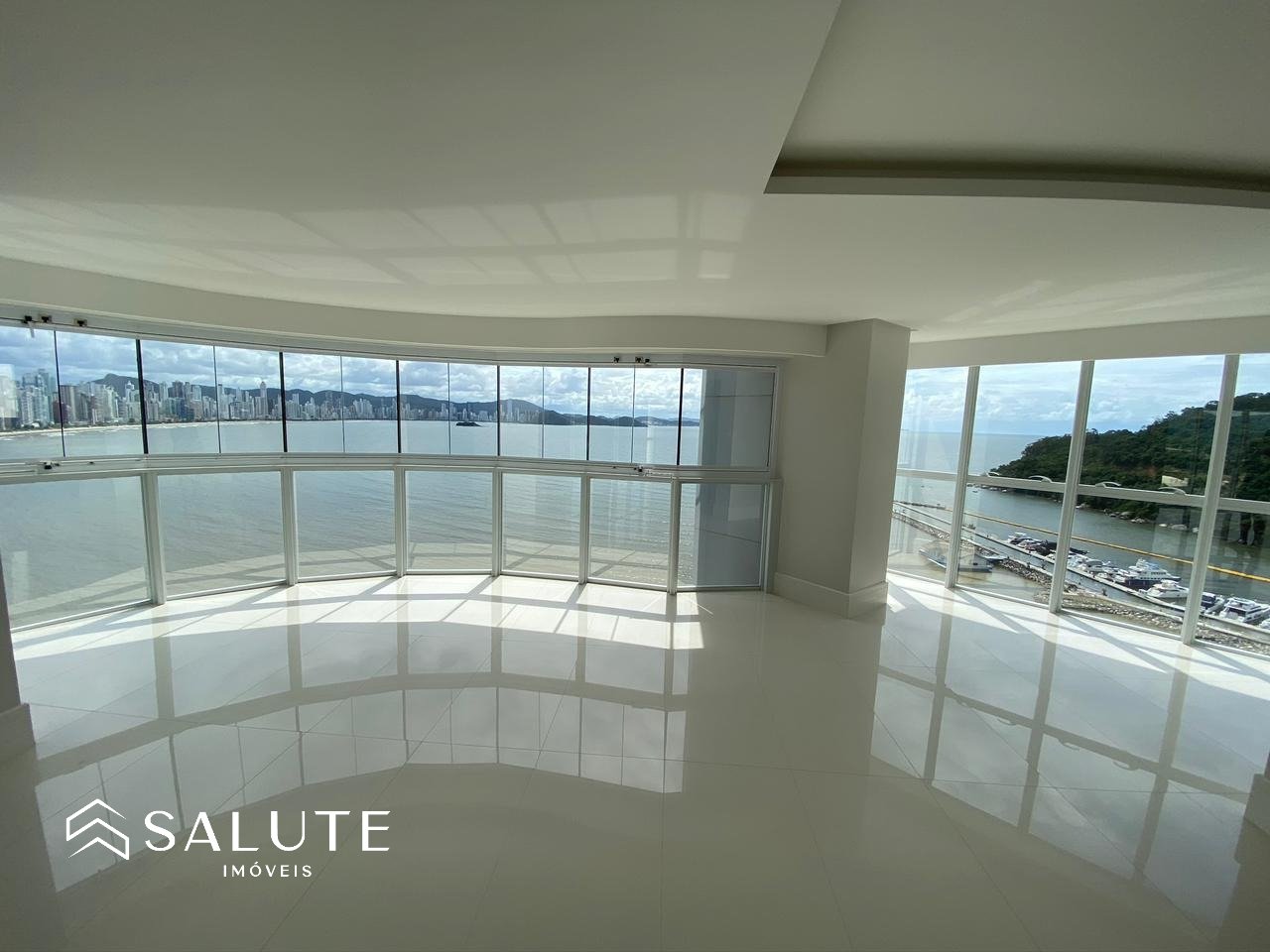 Apartamento à venda com 4 Suítes na Barra Sul