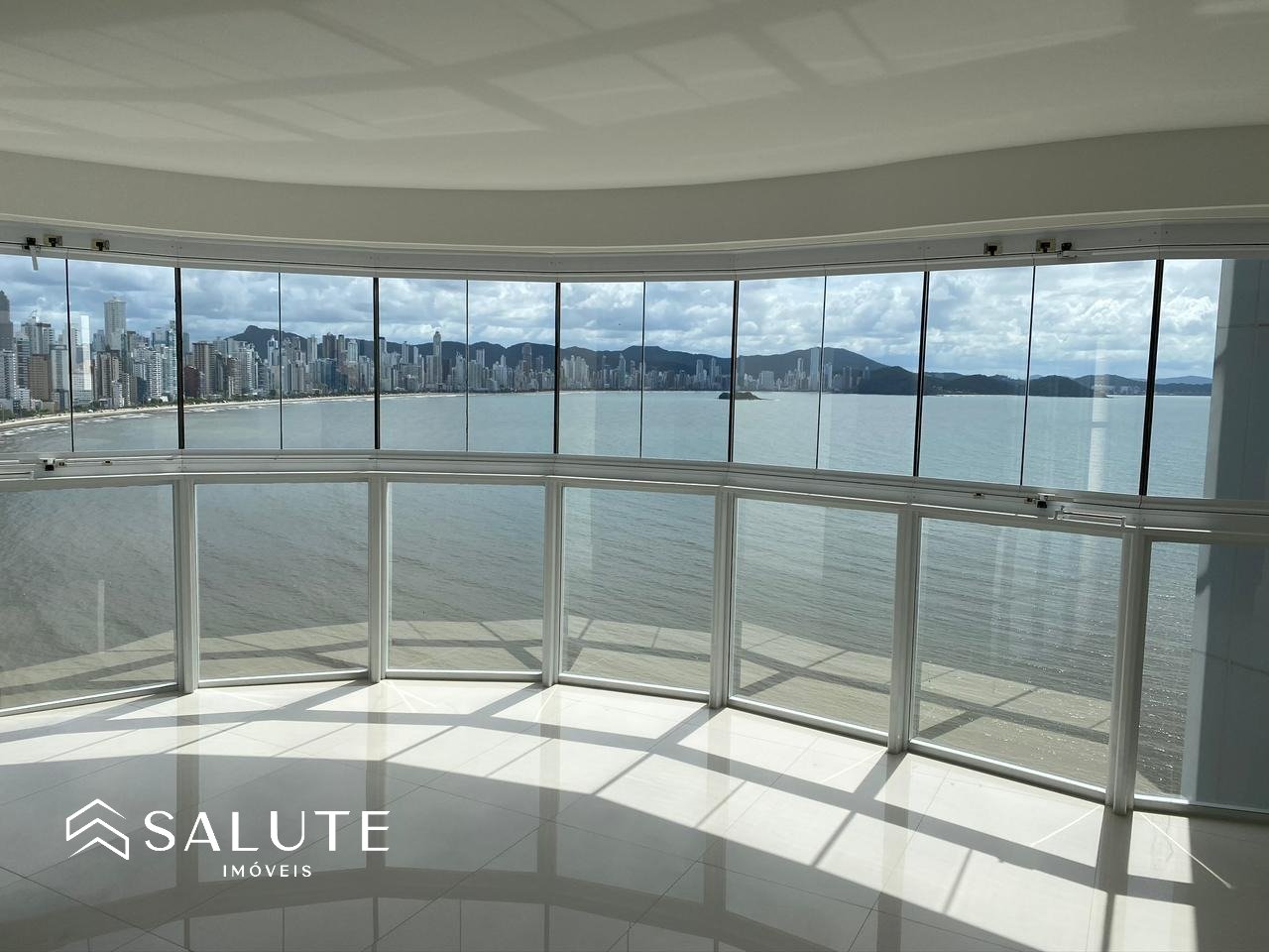 Apartamento à venda com 4 Suítes na Barra Sul