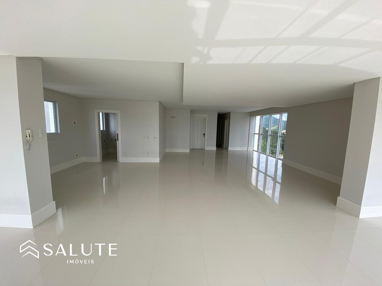 Apartamento à venda com 4 Suítes na Barra Sul