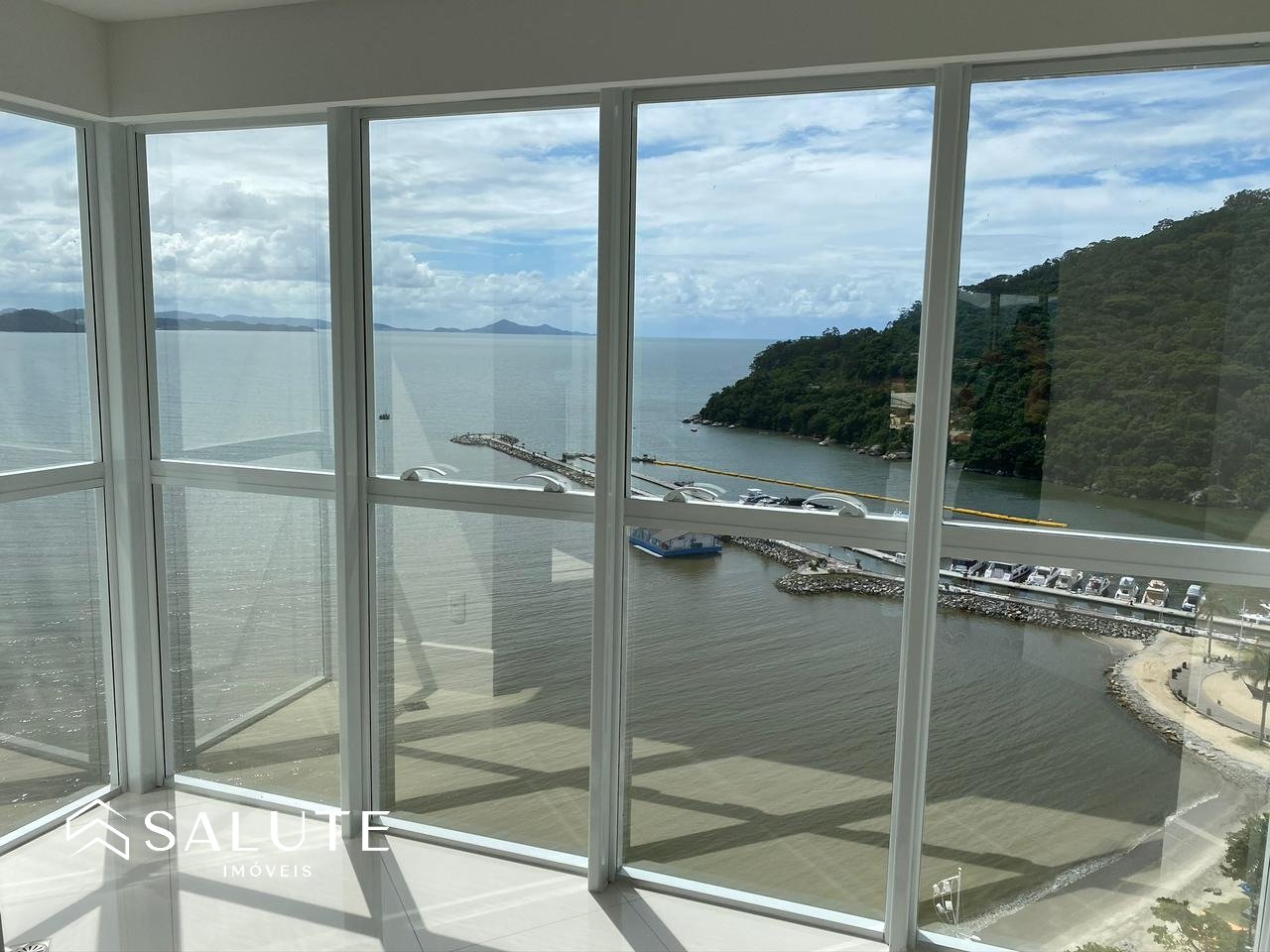 Apartamento à venda com 4 Suítes na Barra Sul
