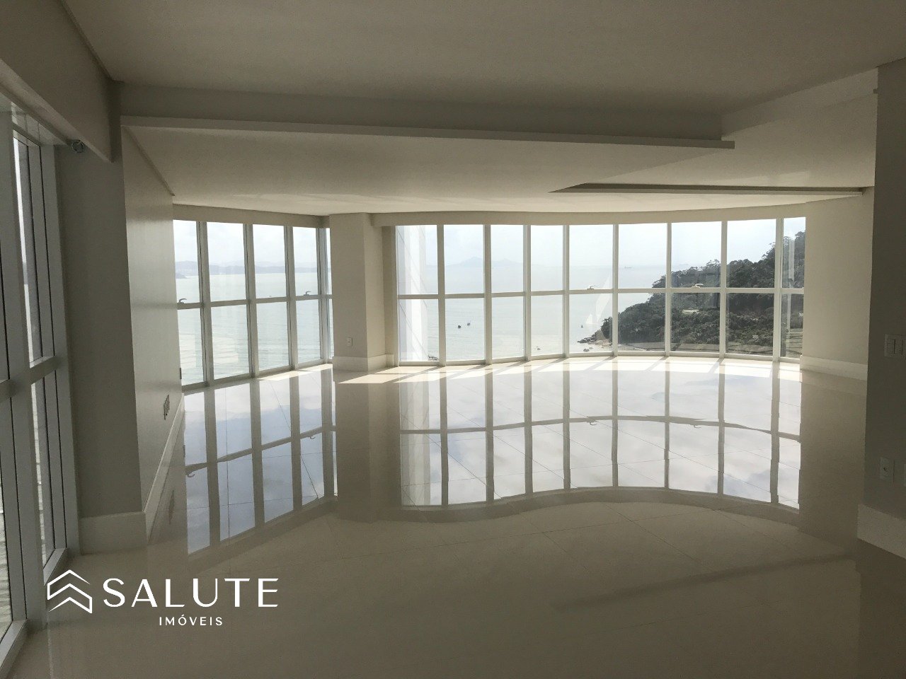 Apartamento à venda com 4 suites na Barra Sul
