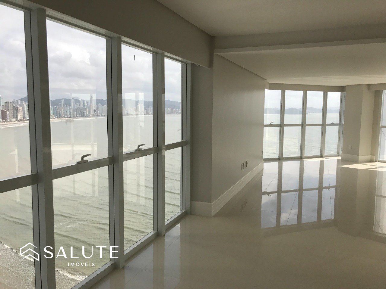 Apartamento à venda com 4 suites na Barra Sul