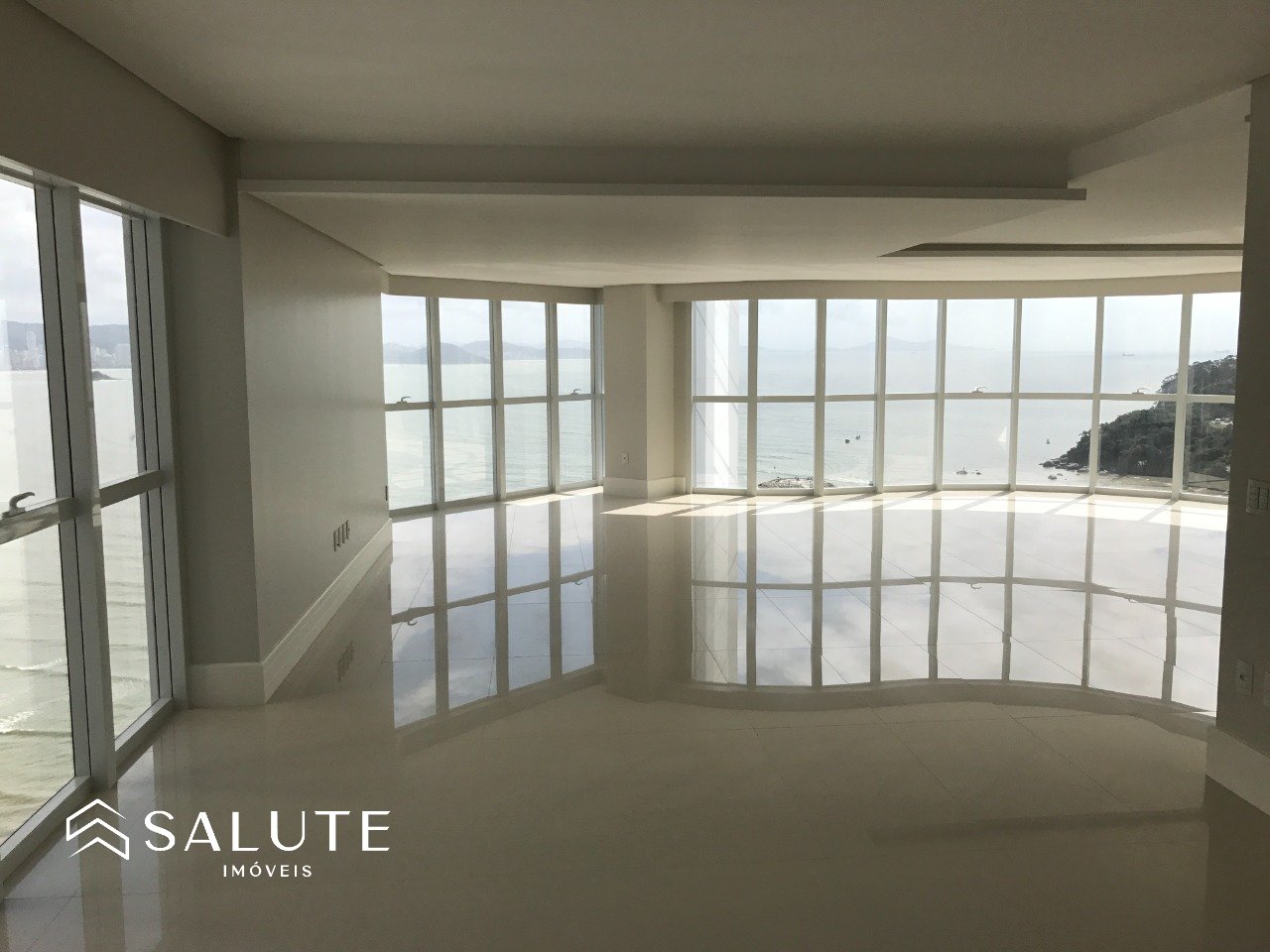 Apartamento à venda com 4 suites na Barra Sul