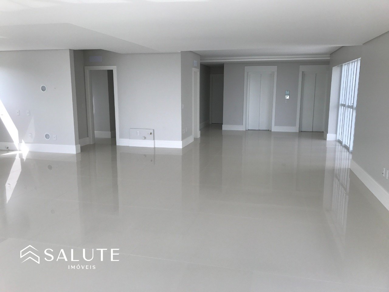 Apartamento à venda com 4 suites na Barra Sul