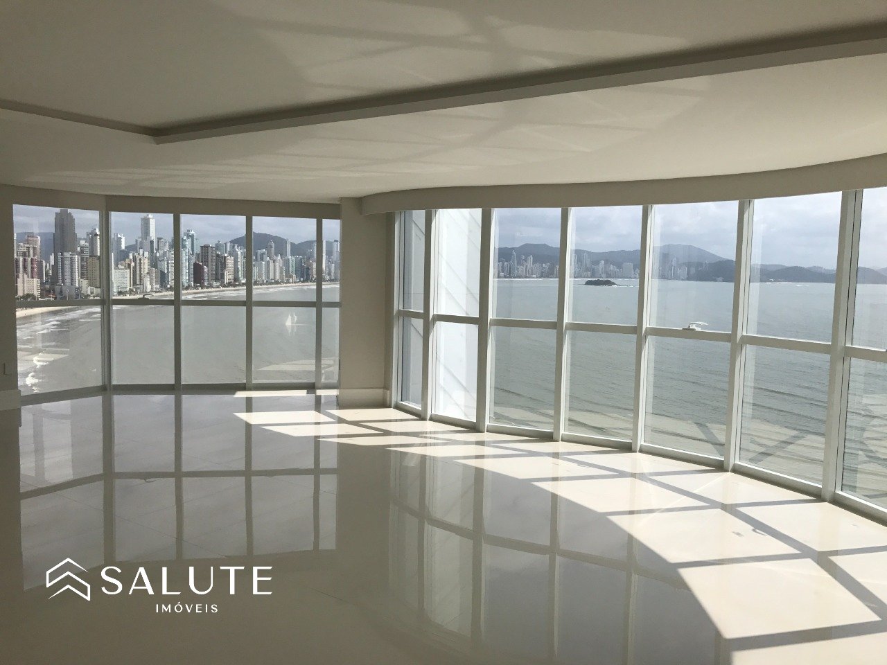Apartamento à venda com 4 suites na Barra Sul