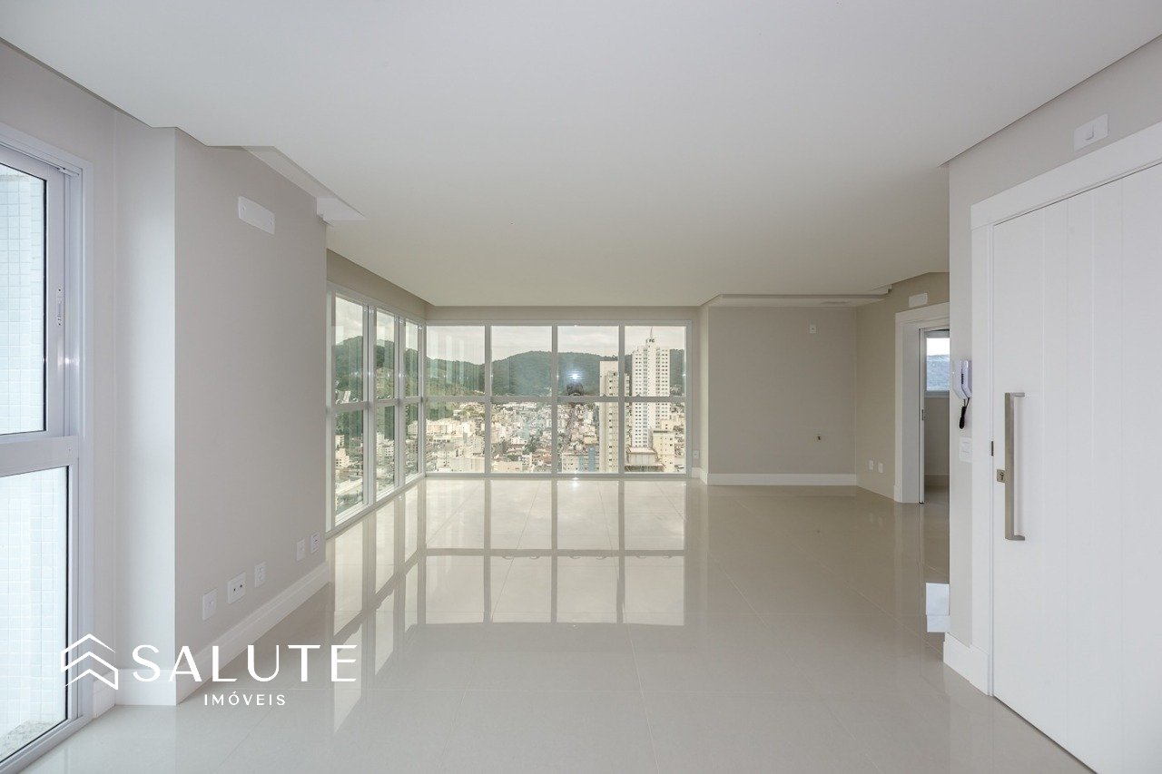Apartamento Quadra Mar com 4 Dormitórios